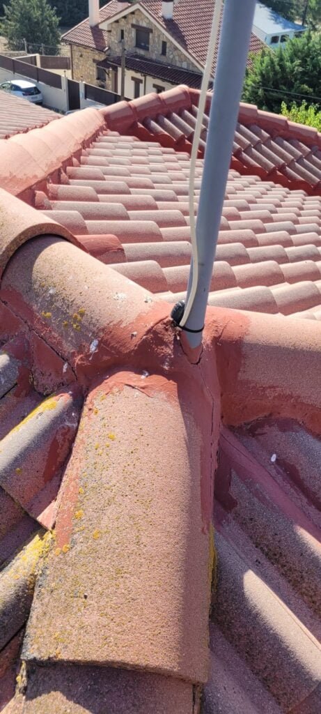 impermeabilización de remates Lozoyuela 5 Top Tejados Valladolid Tejado con tejas rojas en Alcala Henares, mostrando detalles de instalación profesional y acabado de calidad realizado por Tejados Alcala Henares.