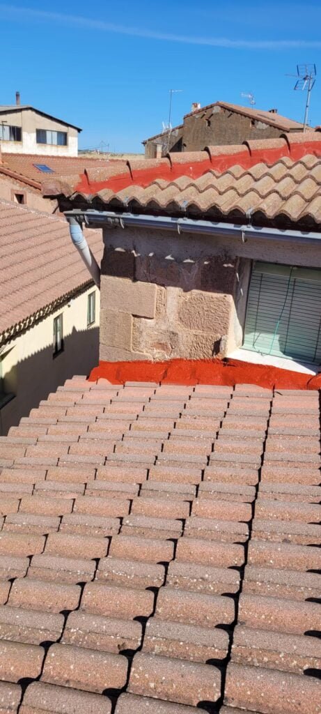 Impermeabilización de remates - Anguita 2 Top Tejados Valladolid Tejado con aislamiento térmico y acústico aplicado, mejorando la eficiencia energética y protección contra el ruido en un entorno residencial