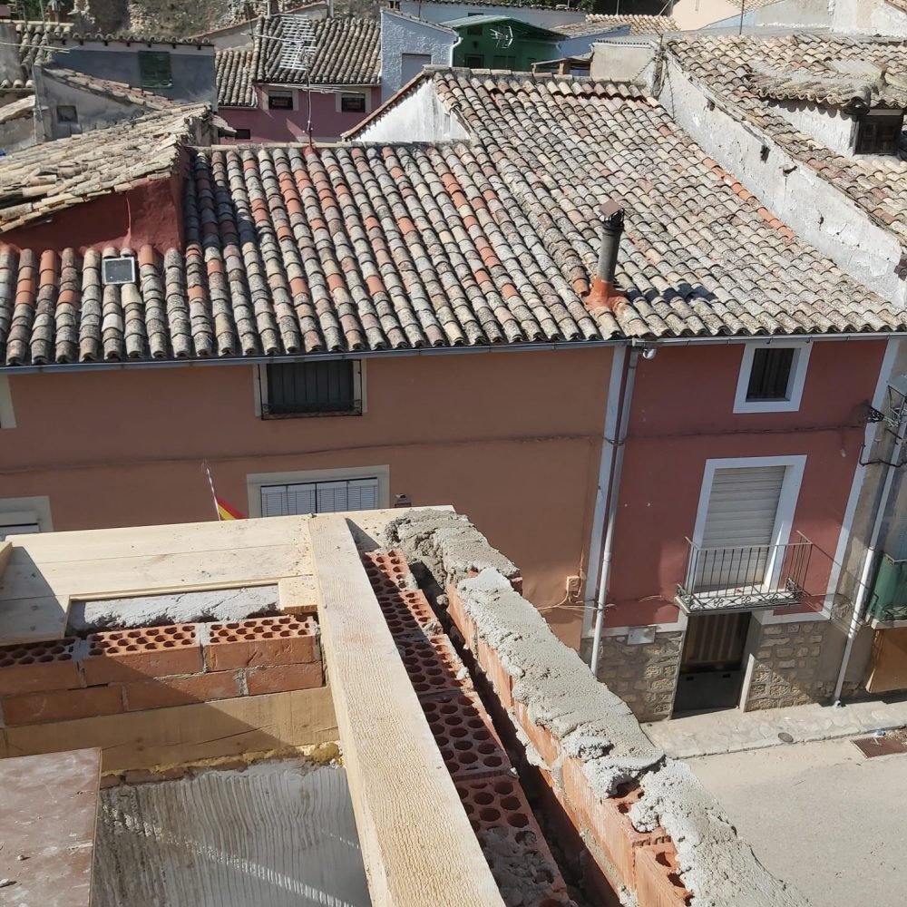 Tejado nuevo en Tendilla que honra su pasado con estilo.